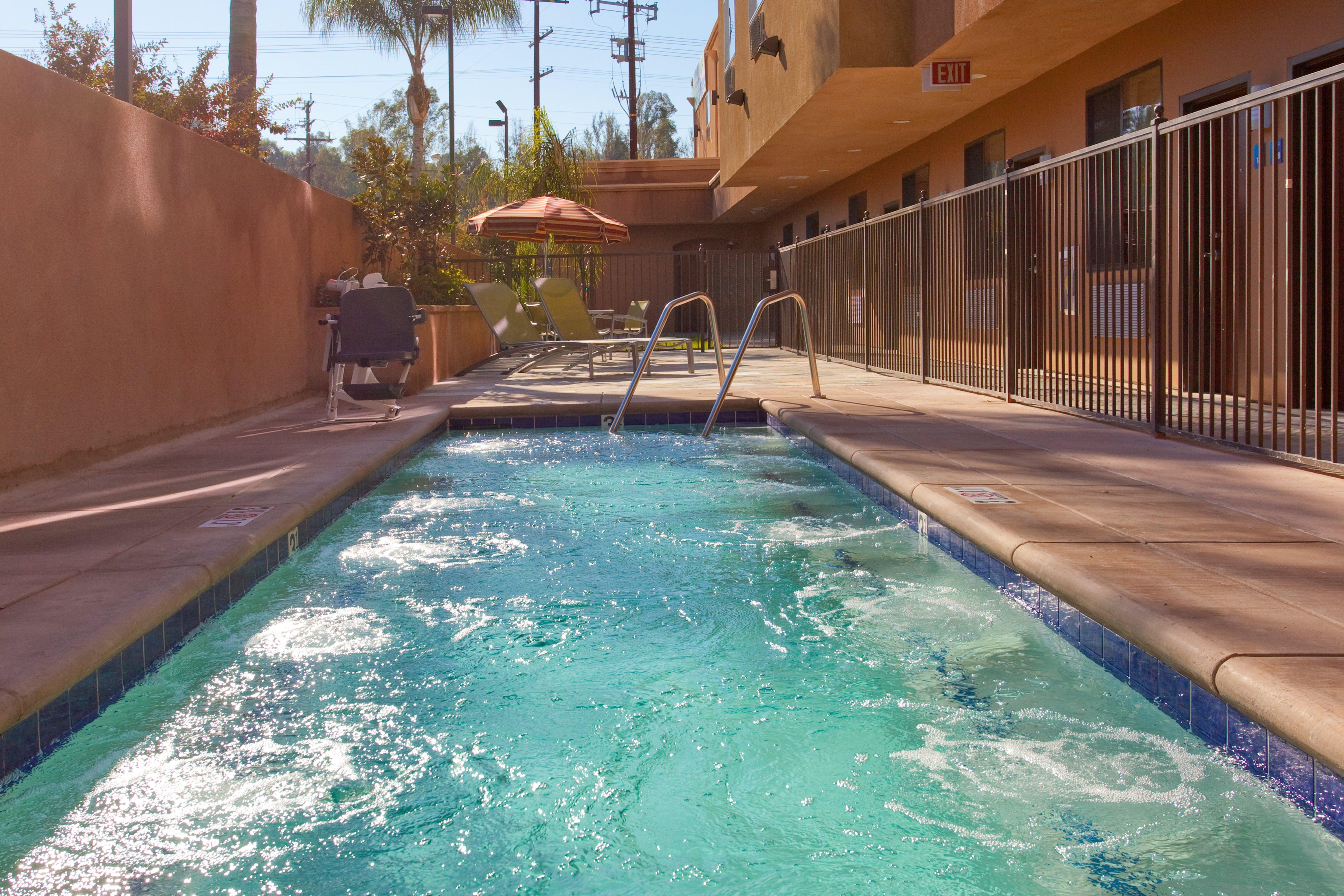 Holiday Inn Express Hotel & Suites Woodland Hills By Ihg Los Angeles Exterior photo